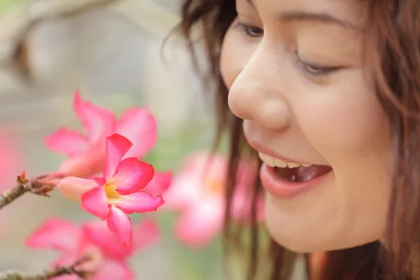 Woman looking flower — Stock Photo, Image