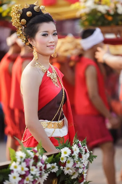 Mujer tailandesa en ropa tradicional — Foto de Stock