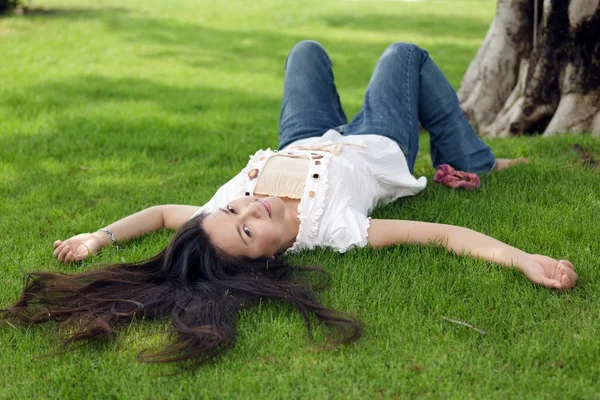 Mujer acostada en la hierba — Foto de Stock