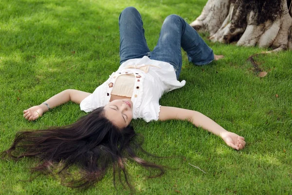 Aziatische vrouw op gras — Stockfoto