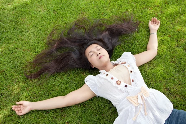 Mujer acostada en la hierba — Foto de Stock