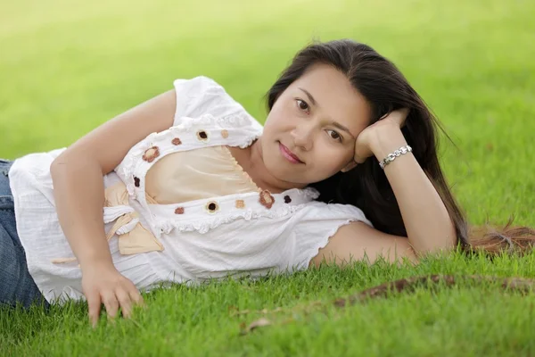 Mujer en la hierba — Foto de Stock