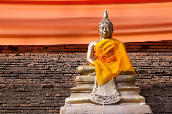 Estátua mettálica de buddha — Fotografia de Stock