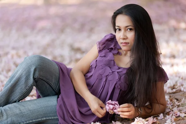 Mujer en flores — Foto de Stock