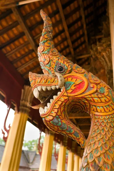 Скульптура барвисті дракона — стокове фото