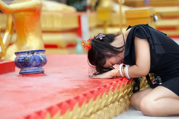 Frau betet Buddha — Stockfoto