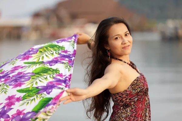 Mujer asiática con sarong — Foto de Stock