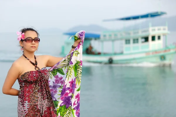 Женщина в море с лодкой — стоковое фото