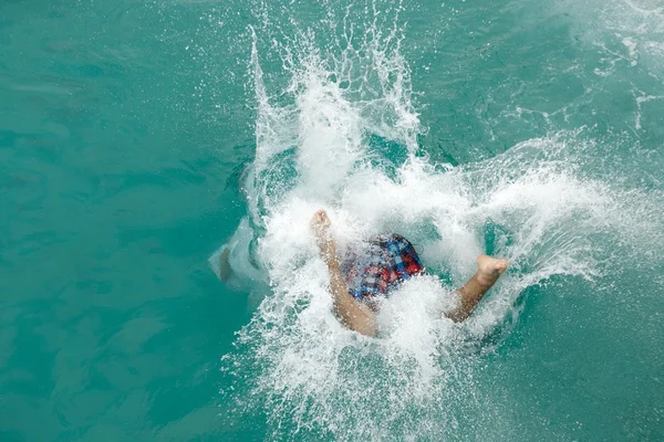 Uomo schizzi in mare blu — Foto Stock