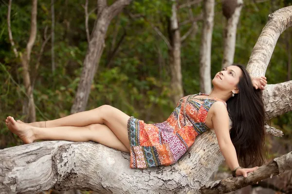 Asian woman in nature — Stock Photo, Image