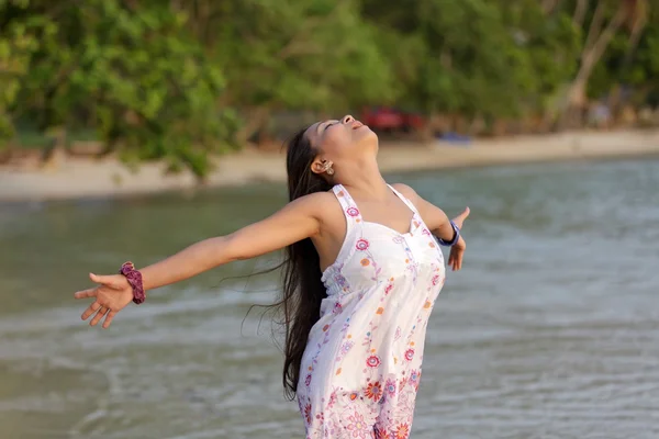 Vrouw ademhaling op strand — Stockfoto