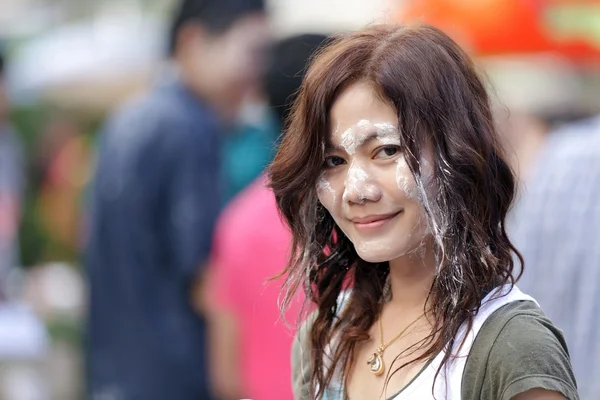 Asiatisk kvinna i songkran festival — Stockfoto