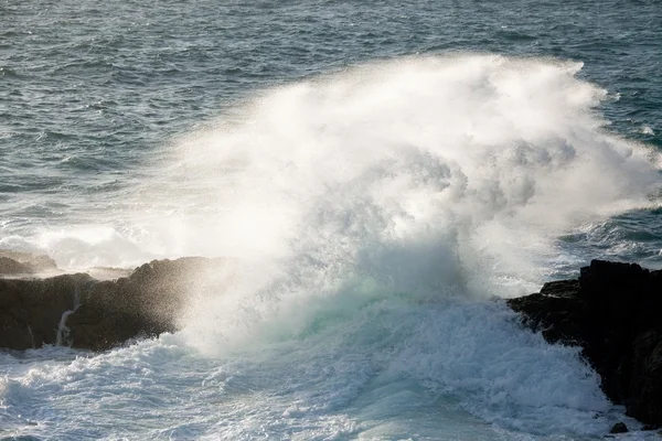 Wave splashing on rock — Stock Photo, Image