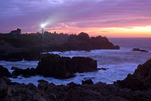 Coastline and lighthouse at dusk — Stock Photo, Image