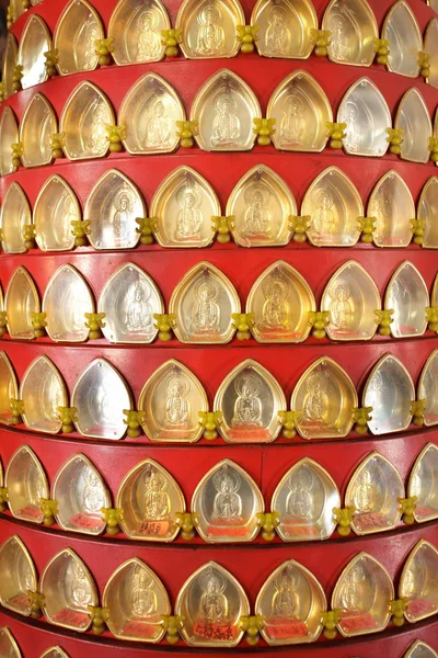 Guld ristade buddha skulptur — Stockfoto