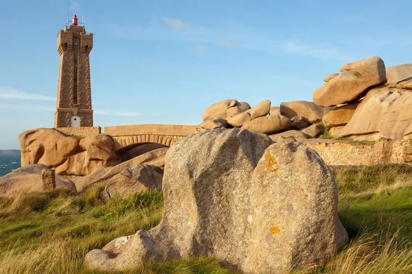 Гранитный маяк и скалы — стоковое фото