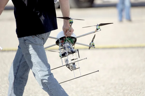 Homem carregando drone uav — Fotografia de Stock