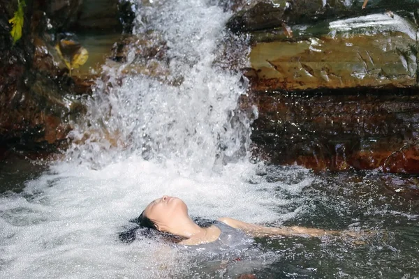 Frau im Wasserfall — Stockfoto