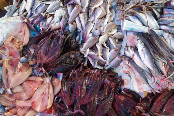 Рыбы на рынке — стоковое фото