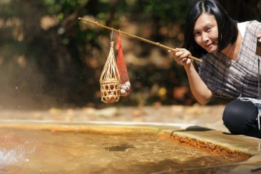 kadın kaynar yumurta