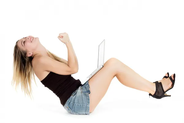 Gelukkige vrouw met laptop — Stockfoto