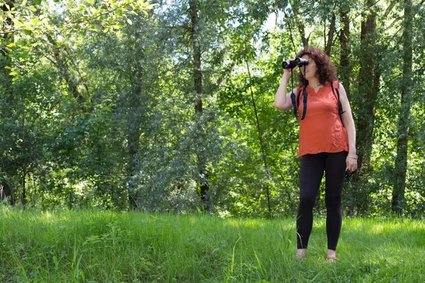 Woman watching wildlife — Stock Photo, Image