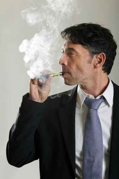 Hombre fumando ecigarette — Foto de Stock