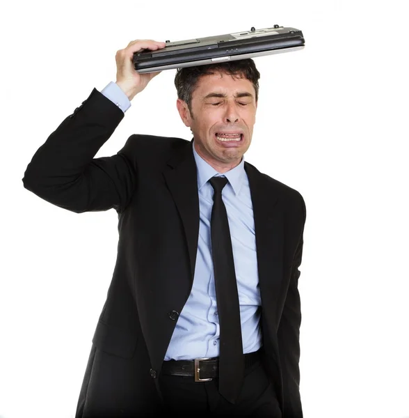 Chorando homem abrigando sob seu laptop — Fotografia de Stock