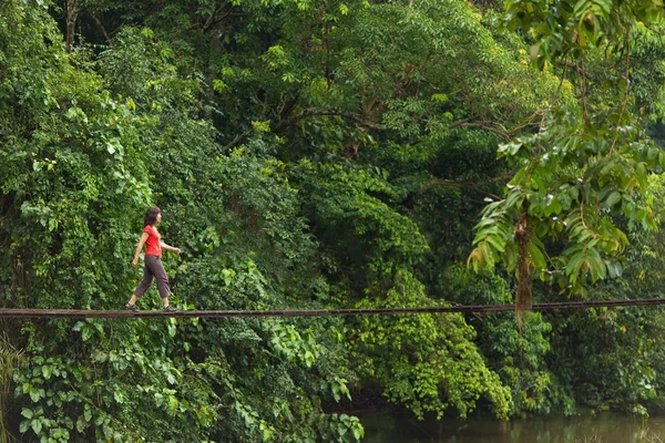 Mujer caminando sobre puente de madera —  Fotos de Stock