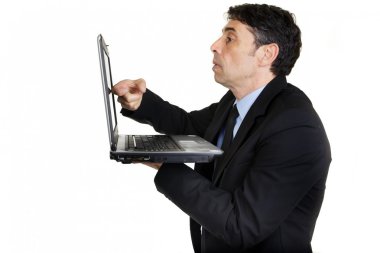 onun laptop ekran dokunarak işadamı