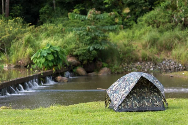 Tent in de wilde natuur — Stockfoto