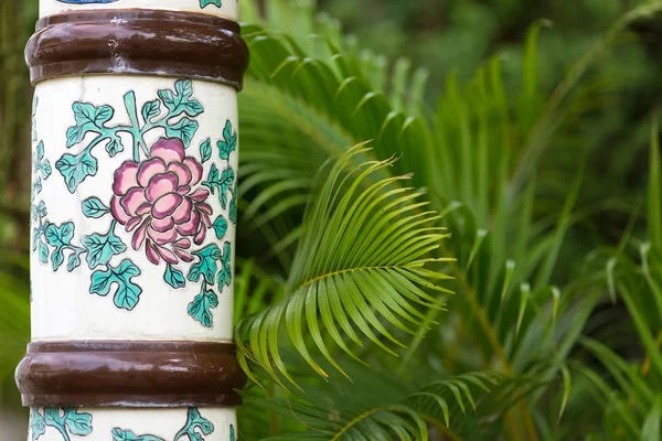 Columna de cerámica y palmera — Foto de Stock