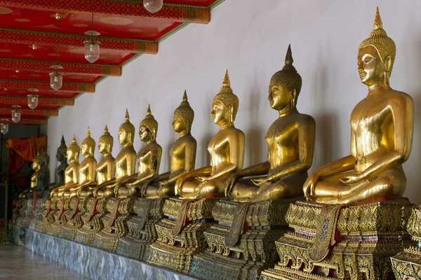 Fila de Buda sentado — Fotografia de Stock