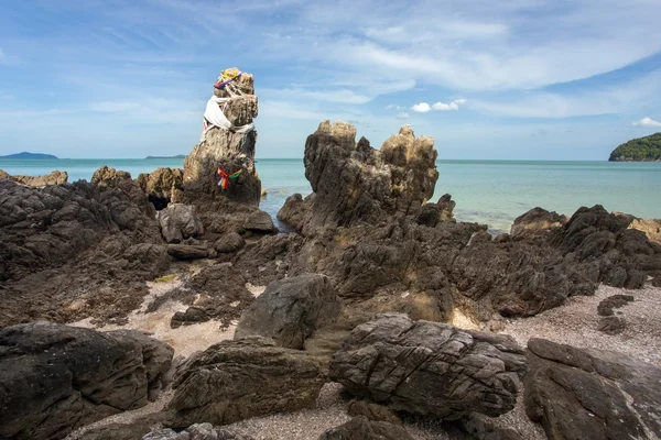 Rocky tropical coastline — Stock Photo, Image