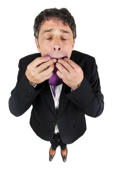 Homme mangeant sa cravate — Photo