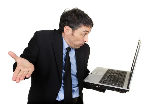 Zakenman schouderophalend zoals hij zijn laptop leest — Stockfoto