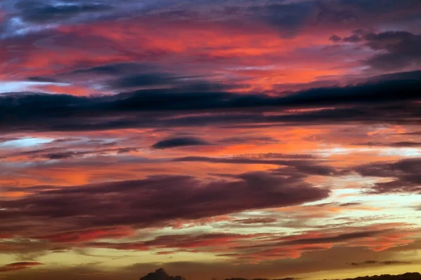 Schöner, lebendiger Sonnenuntergang an einem bewölkten Abend — Stockfoto