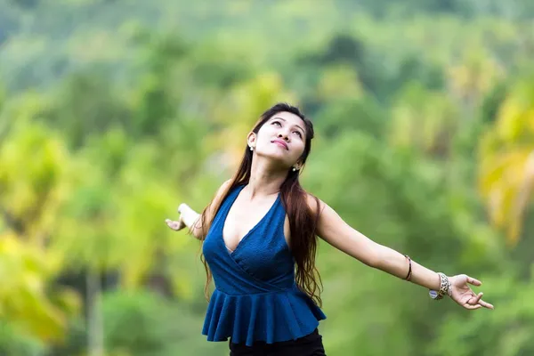Красивая молодая женщина обнимает солнце — стоковое фото