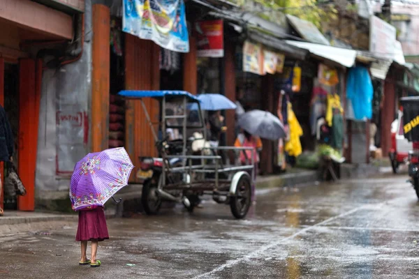 Küçük kız bir Filipinler sokakta yağmurda — Stok fotoğraf