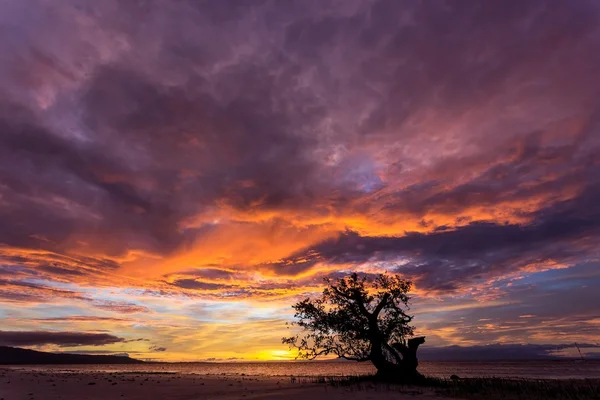 Velkolepé bouřlivé západ slunce na Filipínách — Stock fotografie