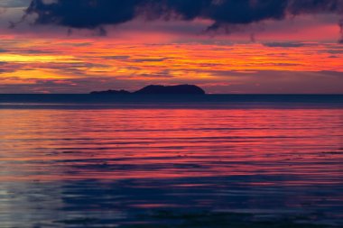Siquijor nde dramatik ateşli turuncu günbatımı