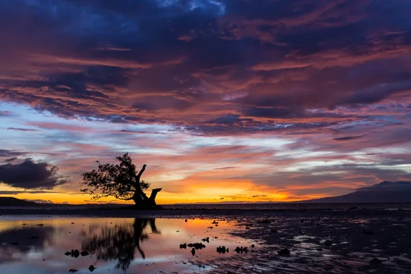 Velkolepé bouřlivé západ slunce na Filipínách — Stock fotografie