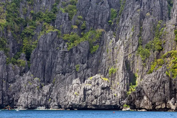 Απόκρημνου ασβεστολιθικού βράχου στα palawan — Φωτογραφία Αρχείου