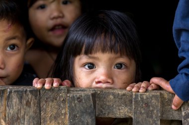 Banaue, Filipinler, Aralık 04: bir genç tanımlanamayan filipino küçük kız kardeşler ve kız kardeşler ile 04 Aralık 2013 banaue, Kuzey luzon, Filipinler, köyde kameraya bakıyor