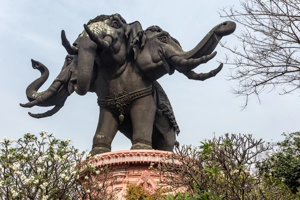 Estatua de elefante enorme —  Fotos de Stock