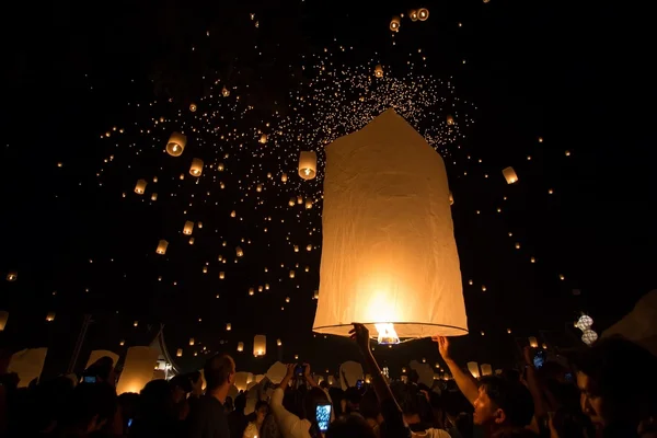 Launching floating lanterns — Stock Photo, Image