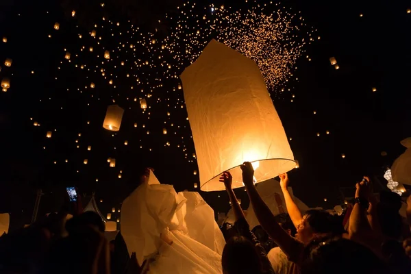 Launching floating lanterns — Stock Photo, Image