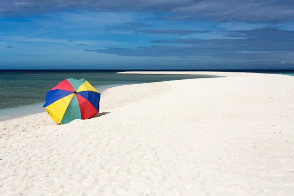 Parasolka na tropikalnej plaży biały — Zdjęcie stockowe