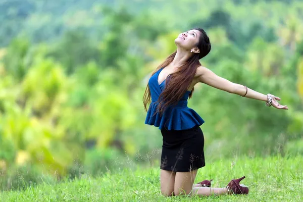 Mulher filipina bonita regozijando-se na natureza — Fotografia de Stock