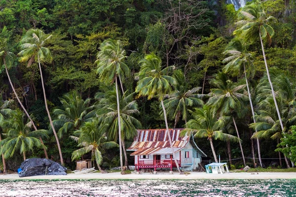 Hut on tropical beach — Stock Photo, Image
